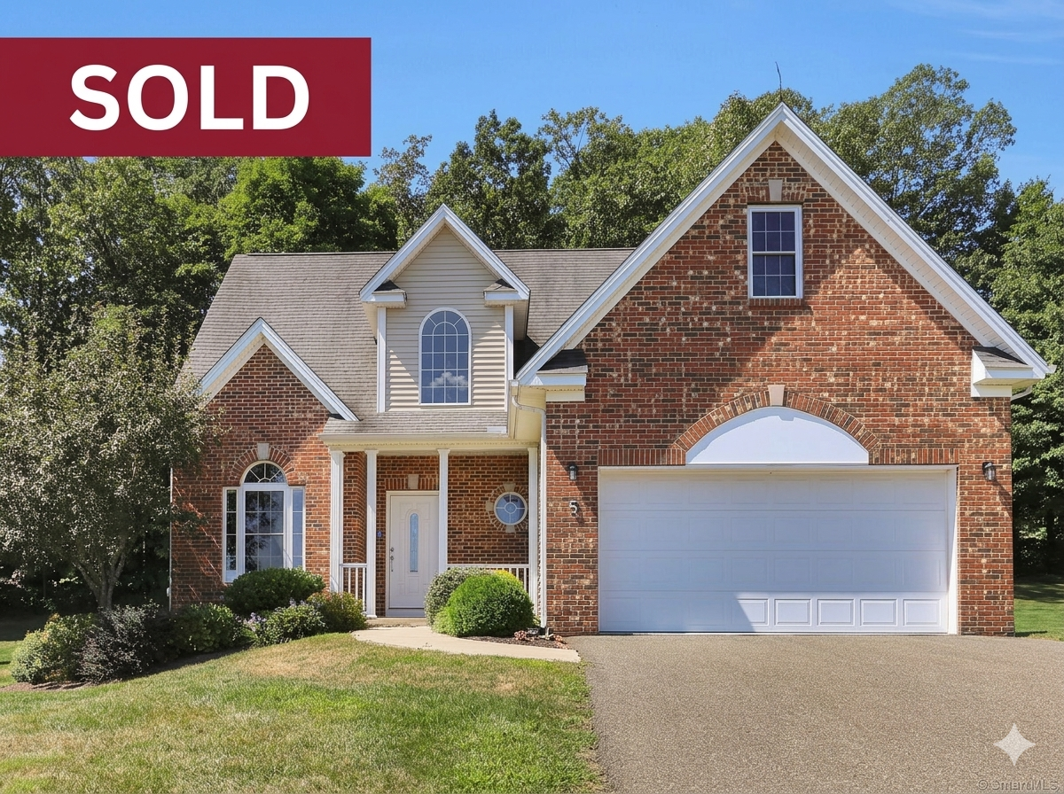 5 Sonoma Ln. Middletown | $590,000 | 2 Beds | 2.5 Baths