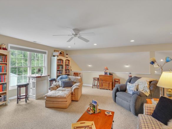 33 Wadsworth Lane, Wallingford, CT 06492